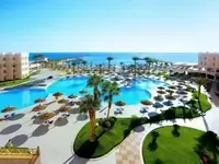 Widok na kompleks basenów w Albatros Beach Resort