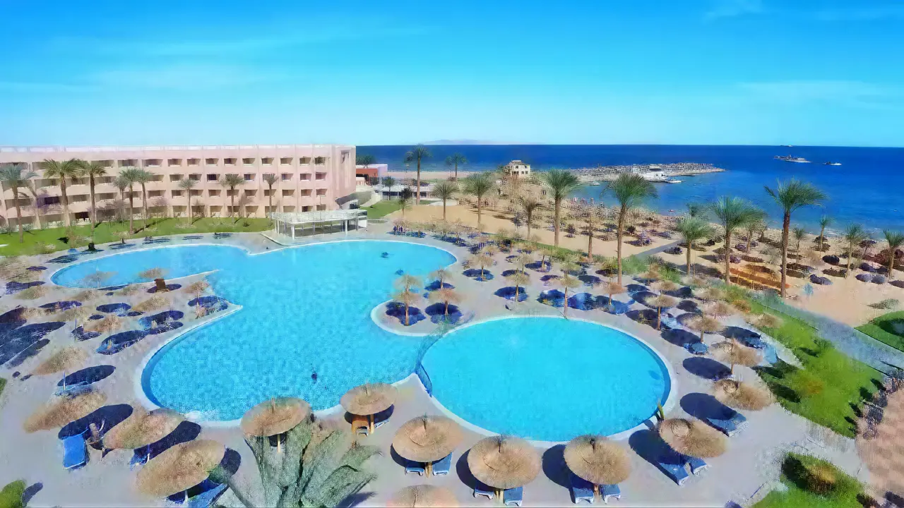 Widok na baseny i budynki Albatros Beach Resort