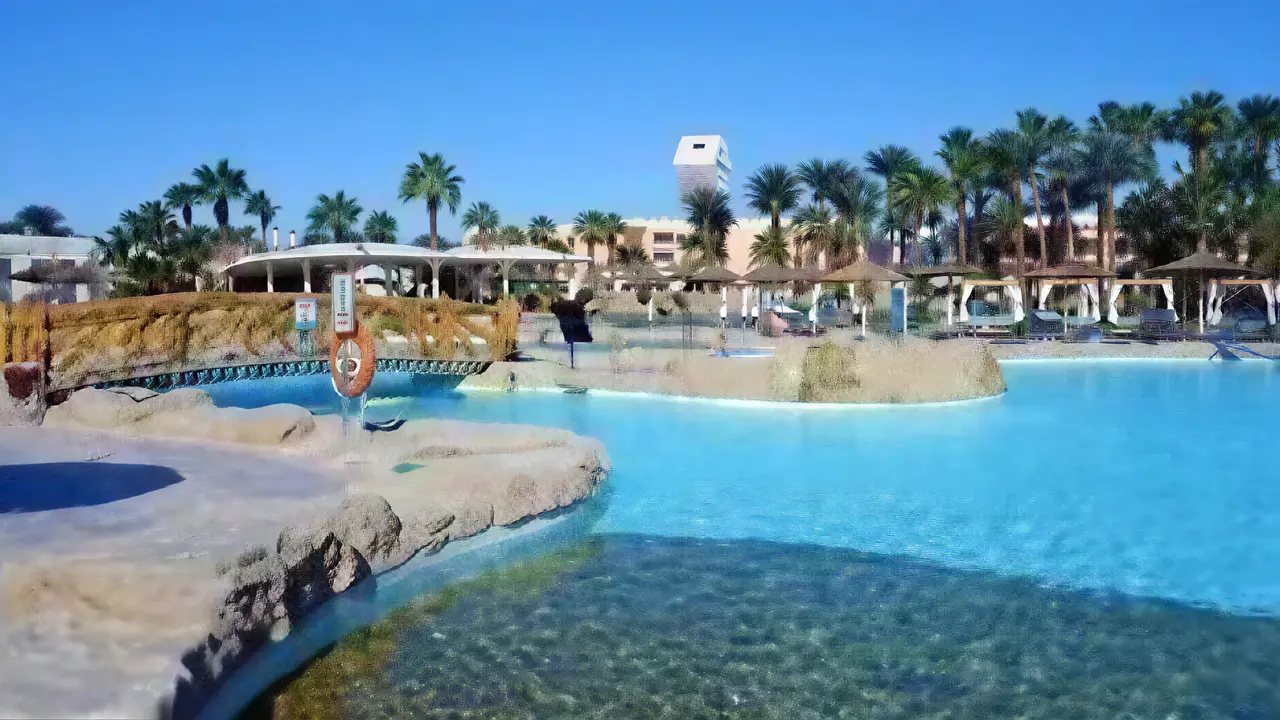 Basen z mostkiem w Albatros Beach Resort
