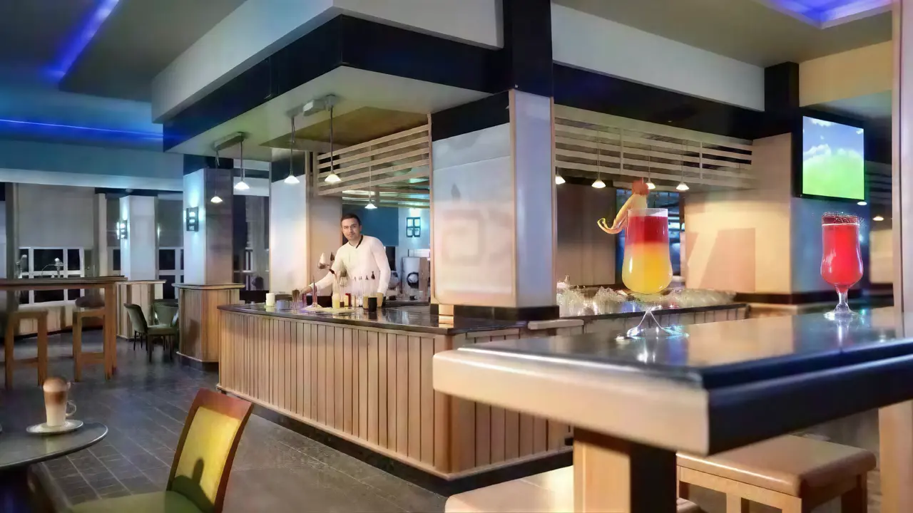 Bar z kolorowymi drinkami w Albatros Beach Resort