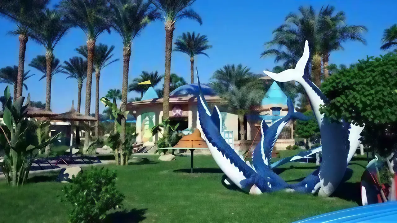 Ogród z rzeźbami wielorybów w Albatros Beach Resort