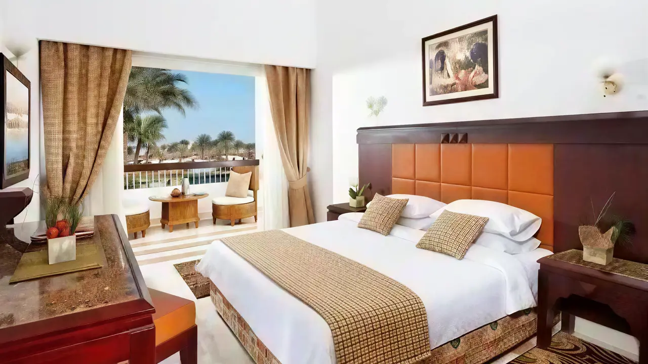 Sypialnia z dużym łóżkiem w Albatros Beach Resort