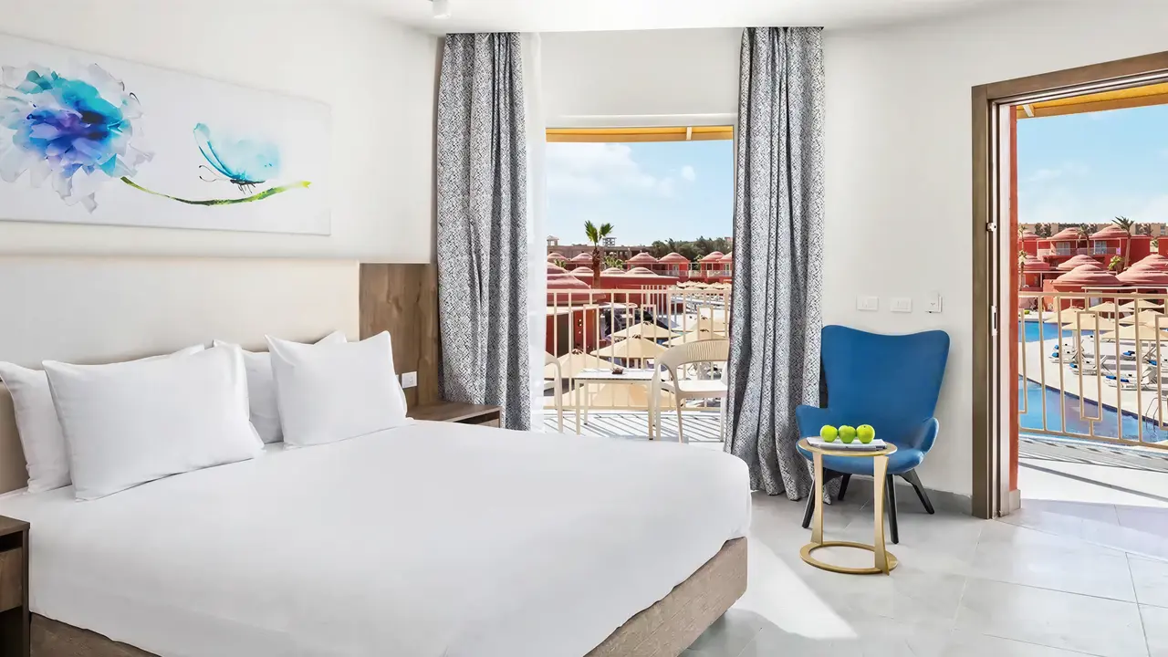 Sypialnia z widokiem na taras w Albatros Beach Resort