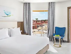 Sypialnia z widokiem na taras w Albatros Beach Resort