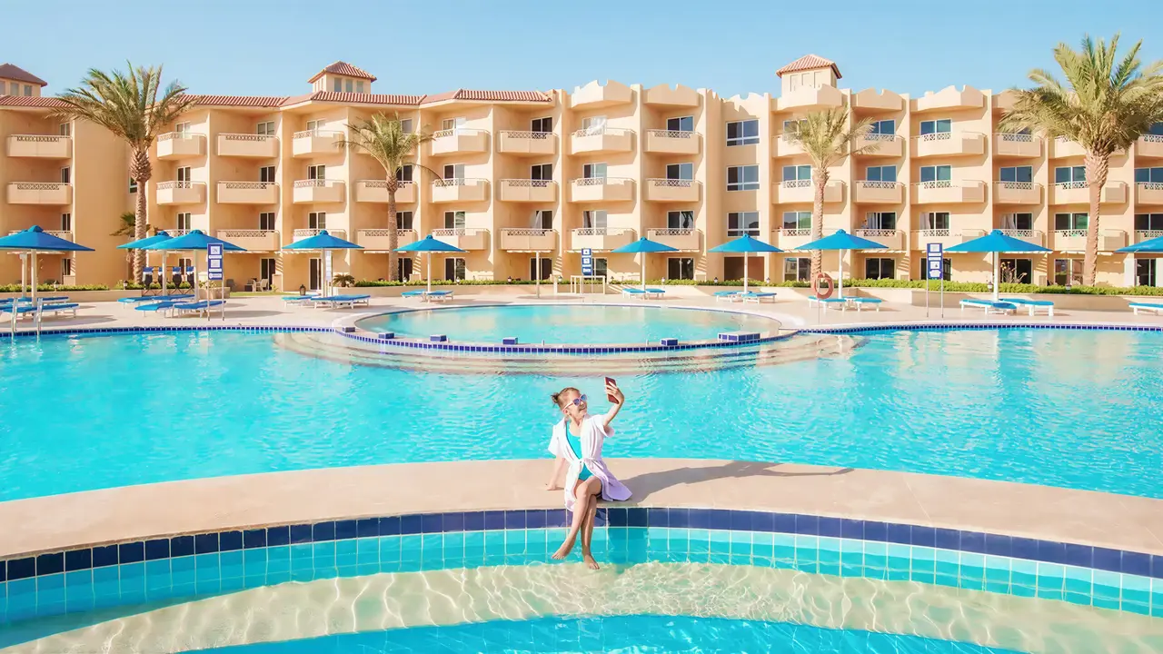 Basen z leżakami w Albatros Beach Resort