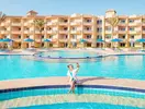 Basen z leżakami w Albatros Beach Resort 