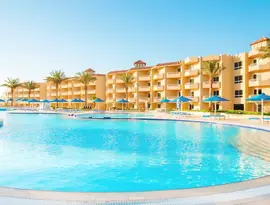 Basen z niebieskimi parasolami w Albatros Beach Resort