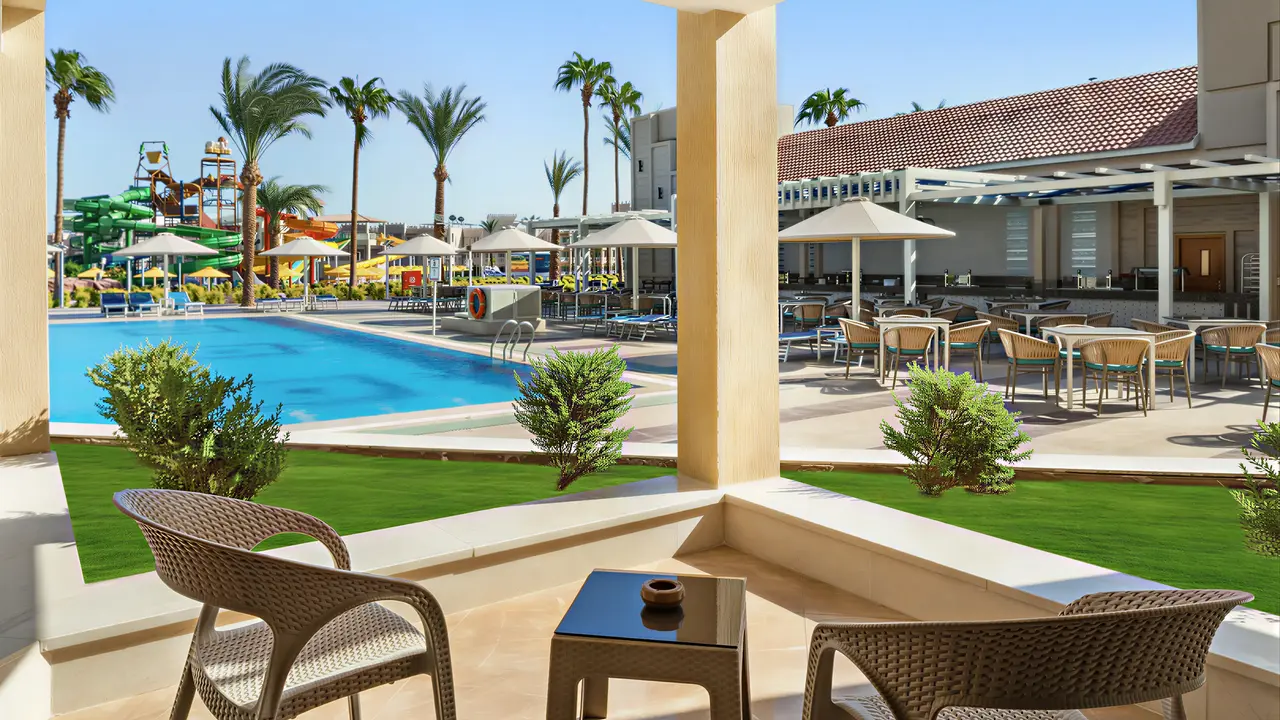Widok na kompleks basenów w Albatros Beach Resort