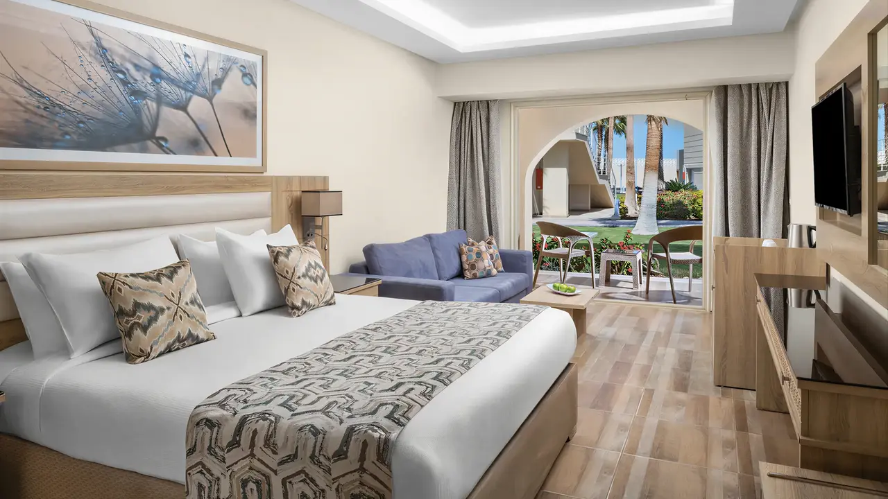 Nowoczesny pokój z łóżkiem w Albatros Beach Resort