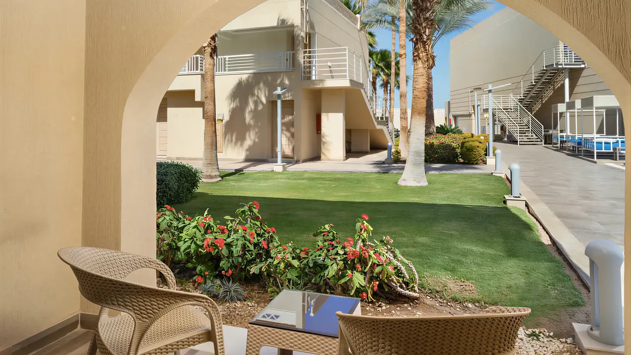 Prywatny taras w Albatros Beach Resort z widokiem na ogród