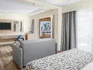 Wnętrze pokoju z łóżkiem i sofą w Albatros Beach Resort 