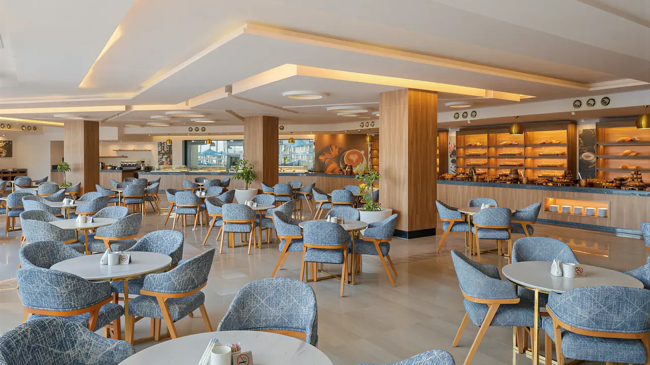 Restauracja w Albatros Beach Resort z okrągłymi stolikami i krzesłami