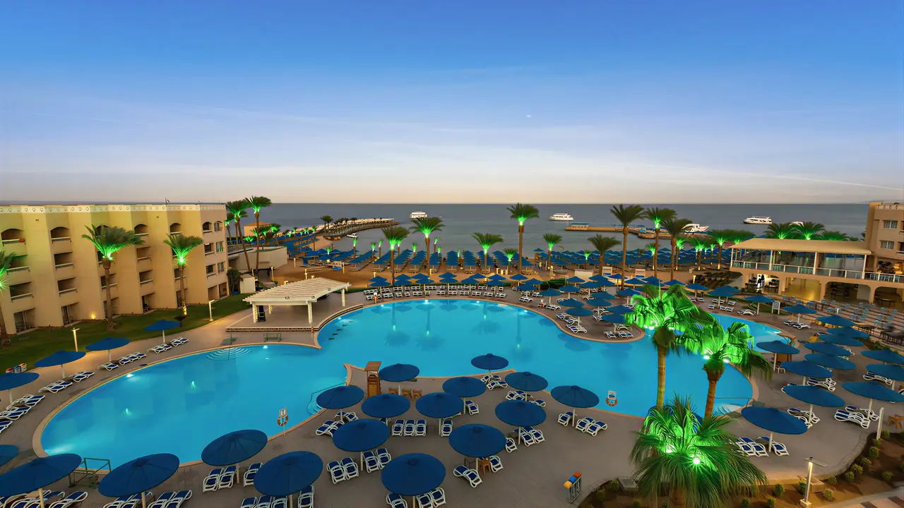 Widok na kompleks i baseny w Albatros Beach Resort