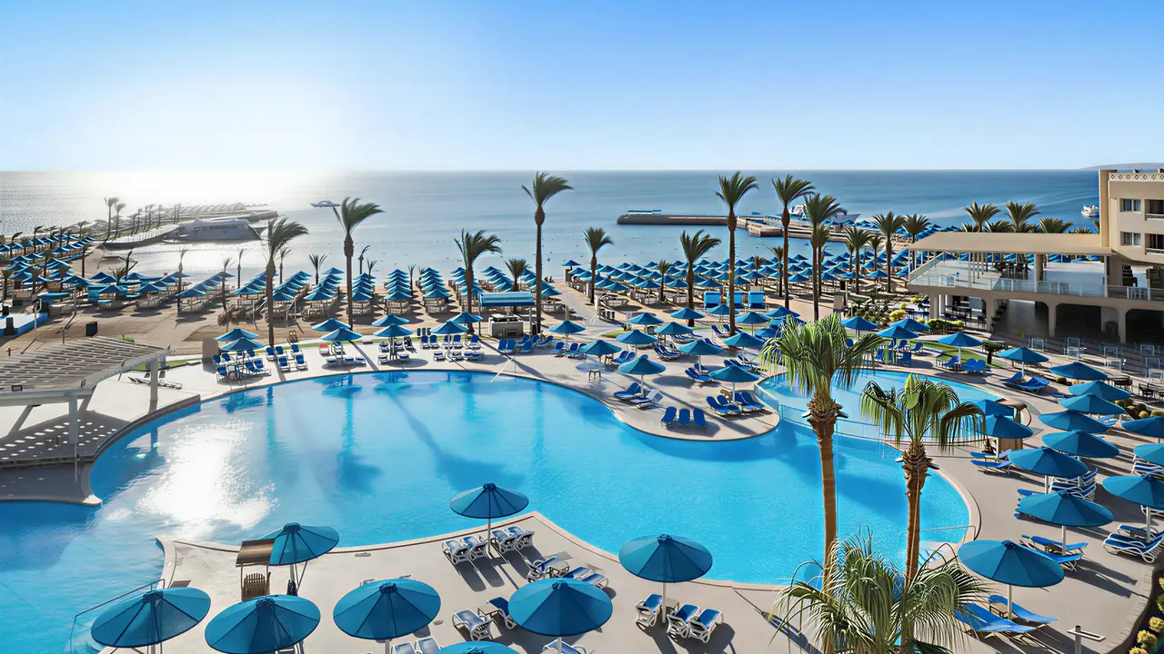 Widok na kompleks Albatros Beach Resort z basenami i plażą