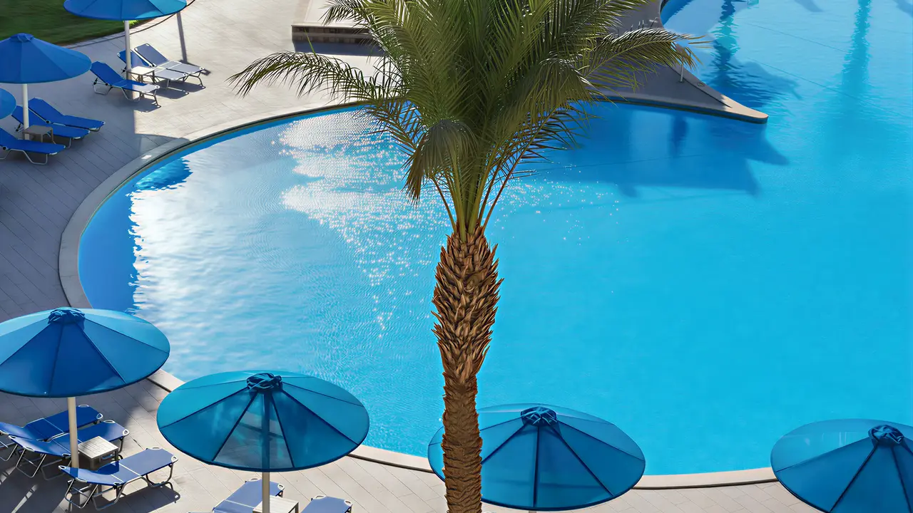 Basen z niebieskimi parasolami w Albatros Beach Resort