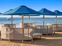 Leżaki i parasole na plaży w Albatros Beach Resort