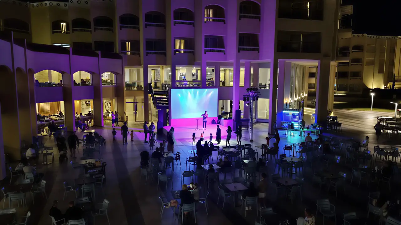 Wieczorny pokaz na scenie w Albatros Beach Resort
