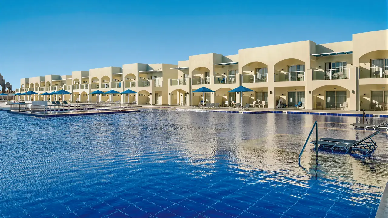 Basen przy hotelu Albatros Makadi Resort