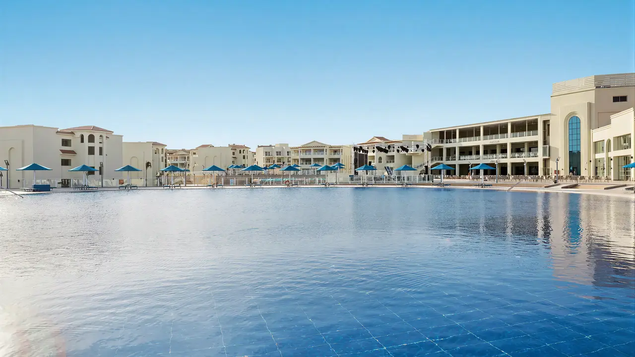 Basen przy hotelu Albatros Makadi Resort