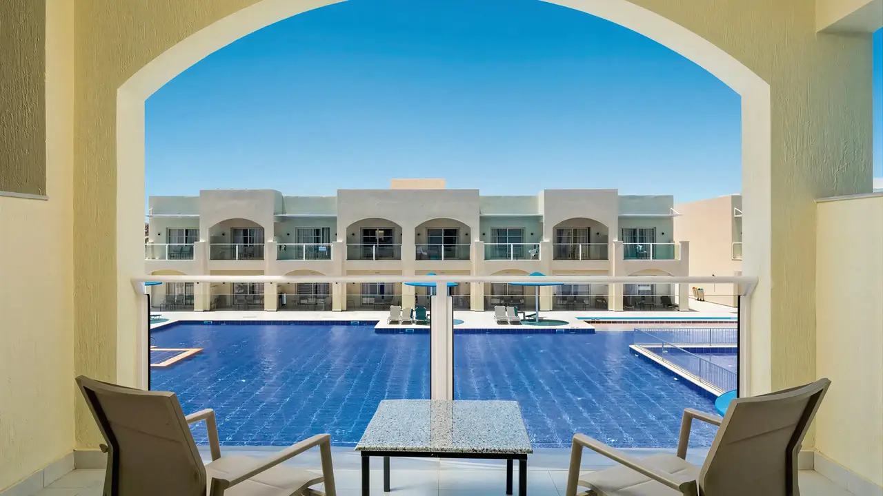 Taras pokoju z widokiem na basen Albatros Makadi Resort