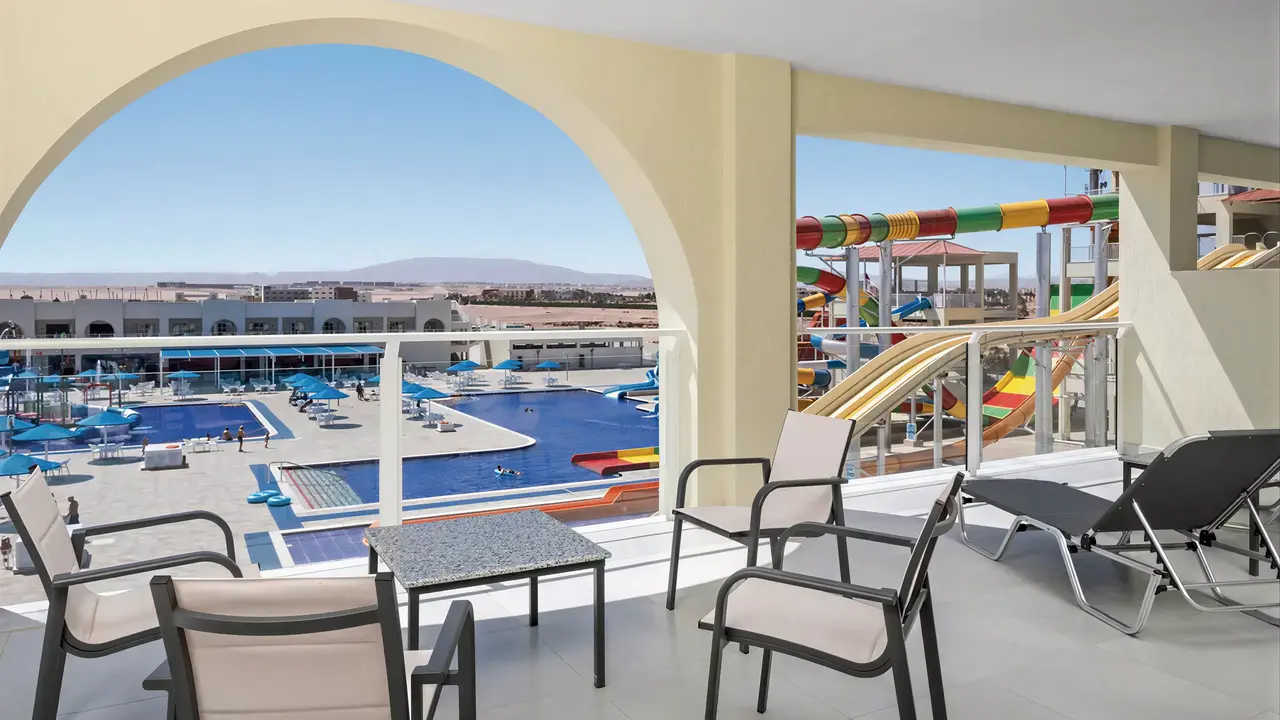 Taras pokoju z widokiem w Albatros Makadi Resort