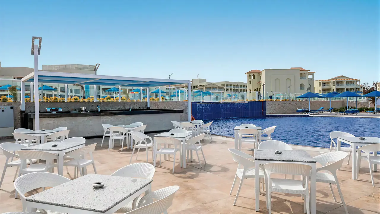 Bar przy basenie w Albatros Makadi Resort