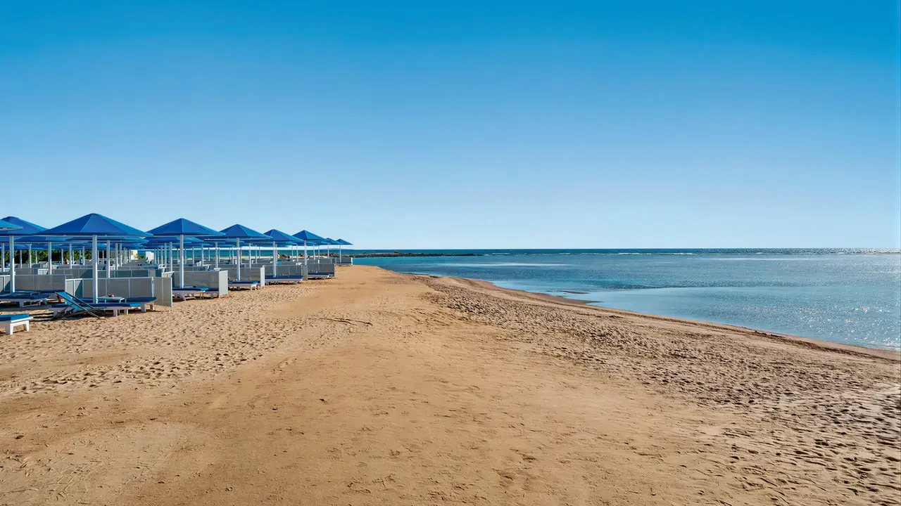 Plaża z parasolami przy Albatros Makadi Resort