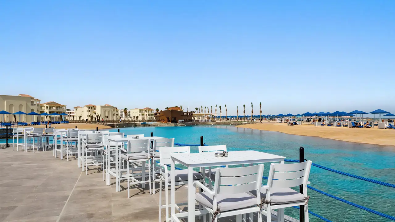 Taras restauracyjny przy basenie Albatros Makadi Resort