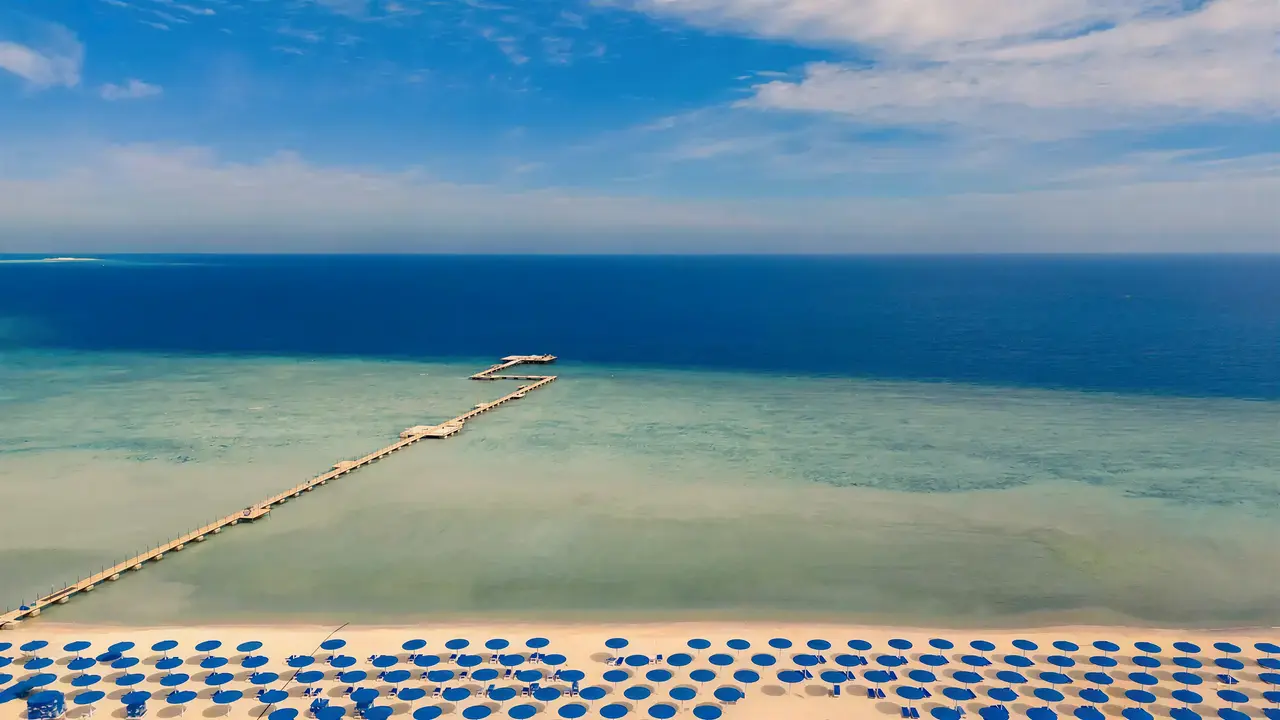 Plaża i pomost przy Albatros Makadi Resort