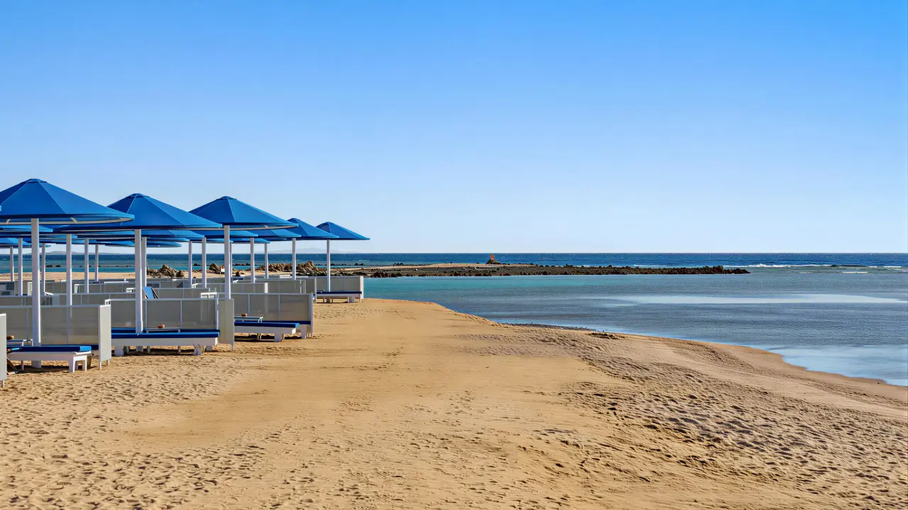 Leżaki i parasole na plaży Albatros Makadi Resort