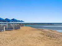 Leżaki i parasole na plaży Albatros Makadi Resort