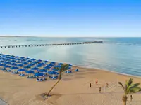 Plaża z leżakami przy Albatros Makadi Resort