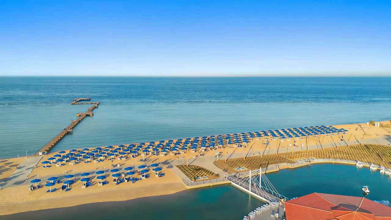 Plaża z leżakami przy Albatros Makadi Resort