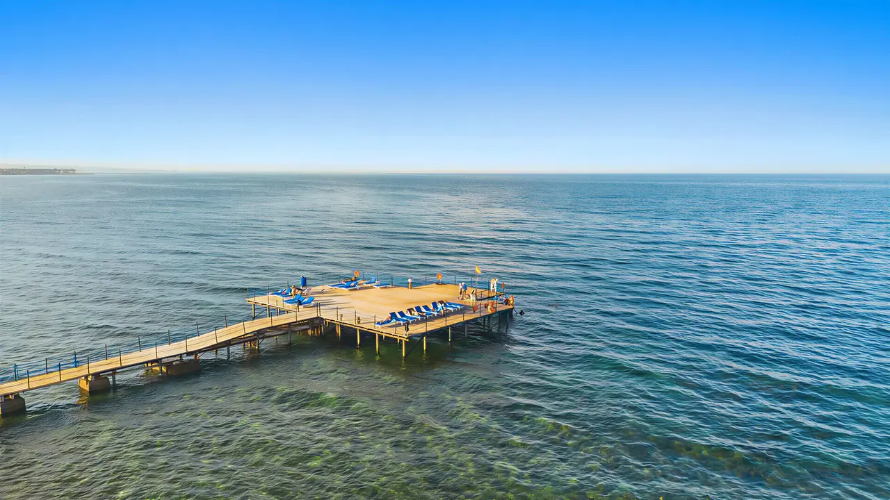 Pomost z leżakami przy Albatros Makadi Resort