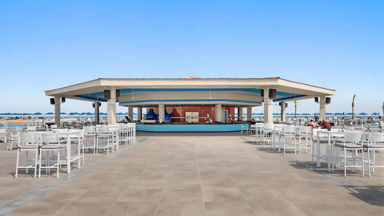 Scena plenerowa z miejscami siedzącymi w Albatros Makadi Resort
