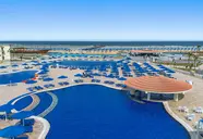 Widok na kompleks basenów w Albatros Makadi Resort