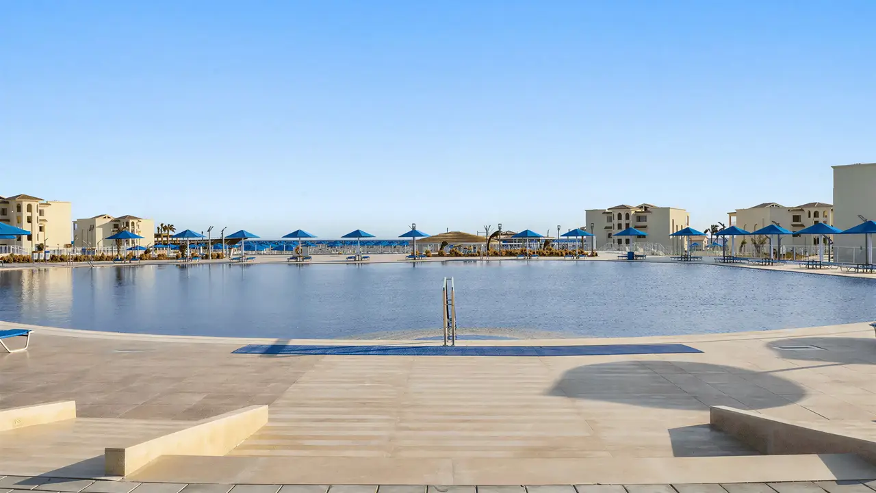 Basen przy hotelu Albatros Makadi Resort