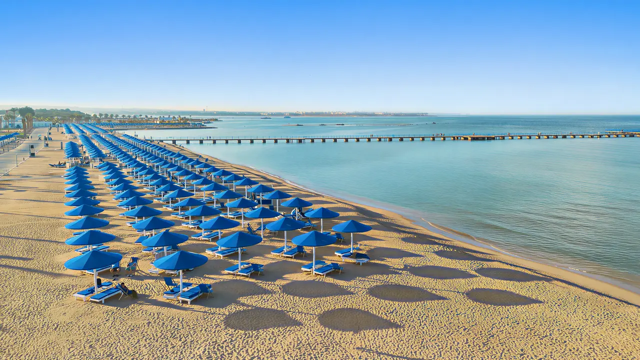 Leżaki i parasole na plaży Albatros Makadi Resort