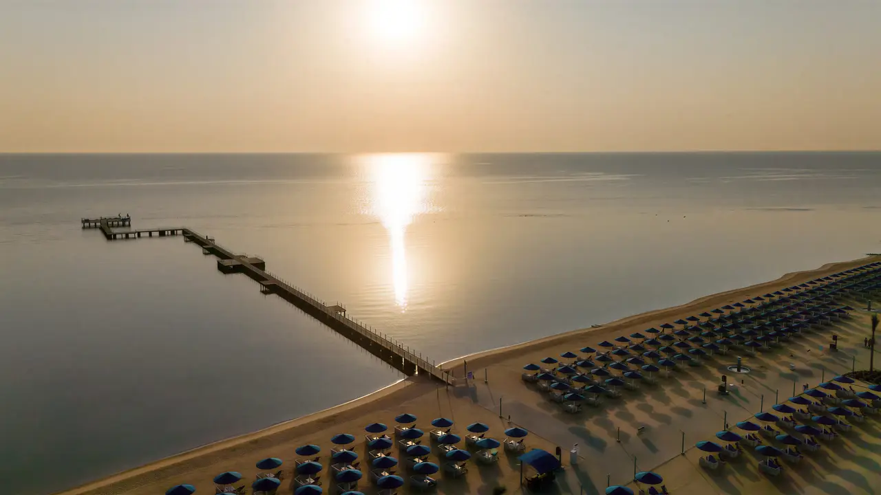Plaża z leżakami przy Albatros Makadi Resort