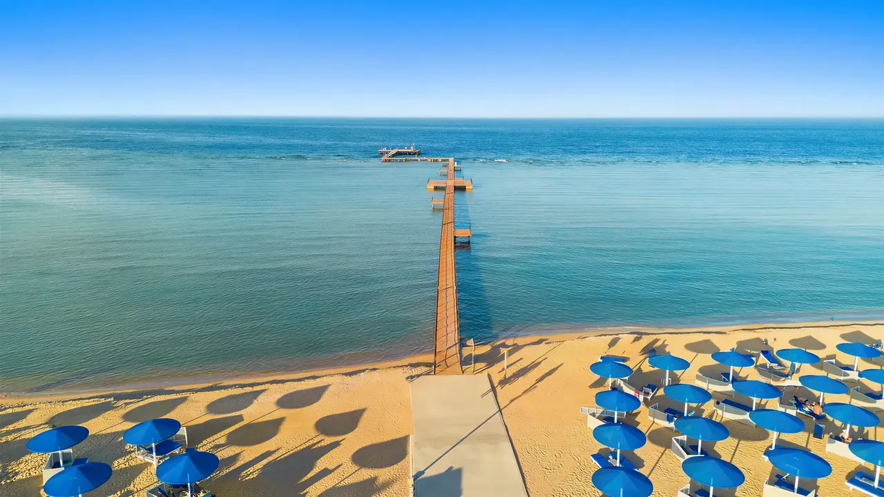 Plaża z pomostem przy Albatros Makadi Resort