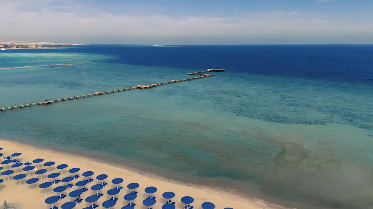 Plaża z parasolami przy Albatros Makadi Resort