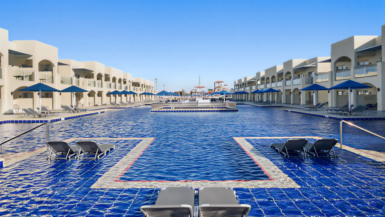 Basen z leżakami w Albatros Makadi Resort