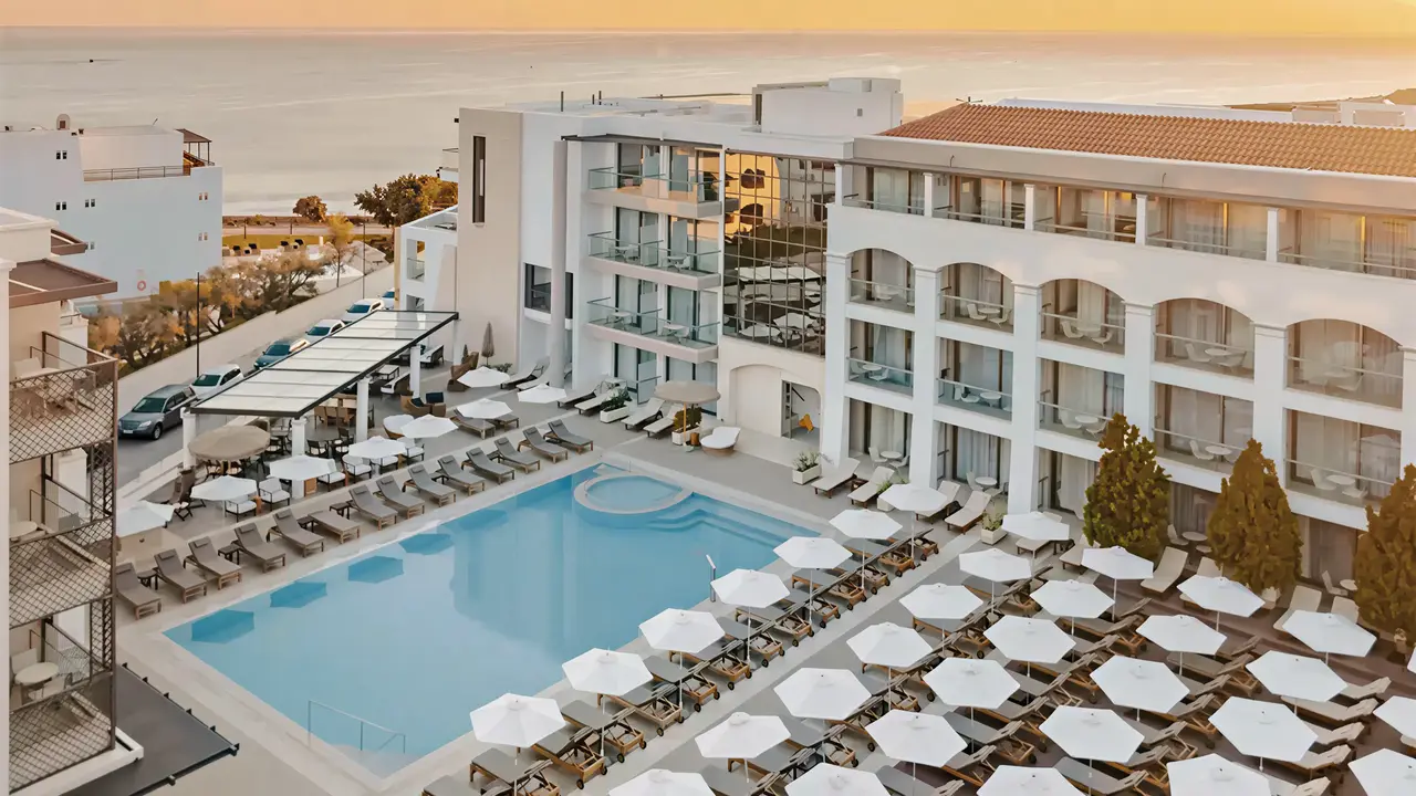 Widok na kompleks i basen w Albatros Spa Resort