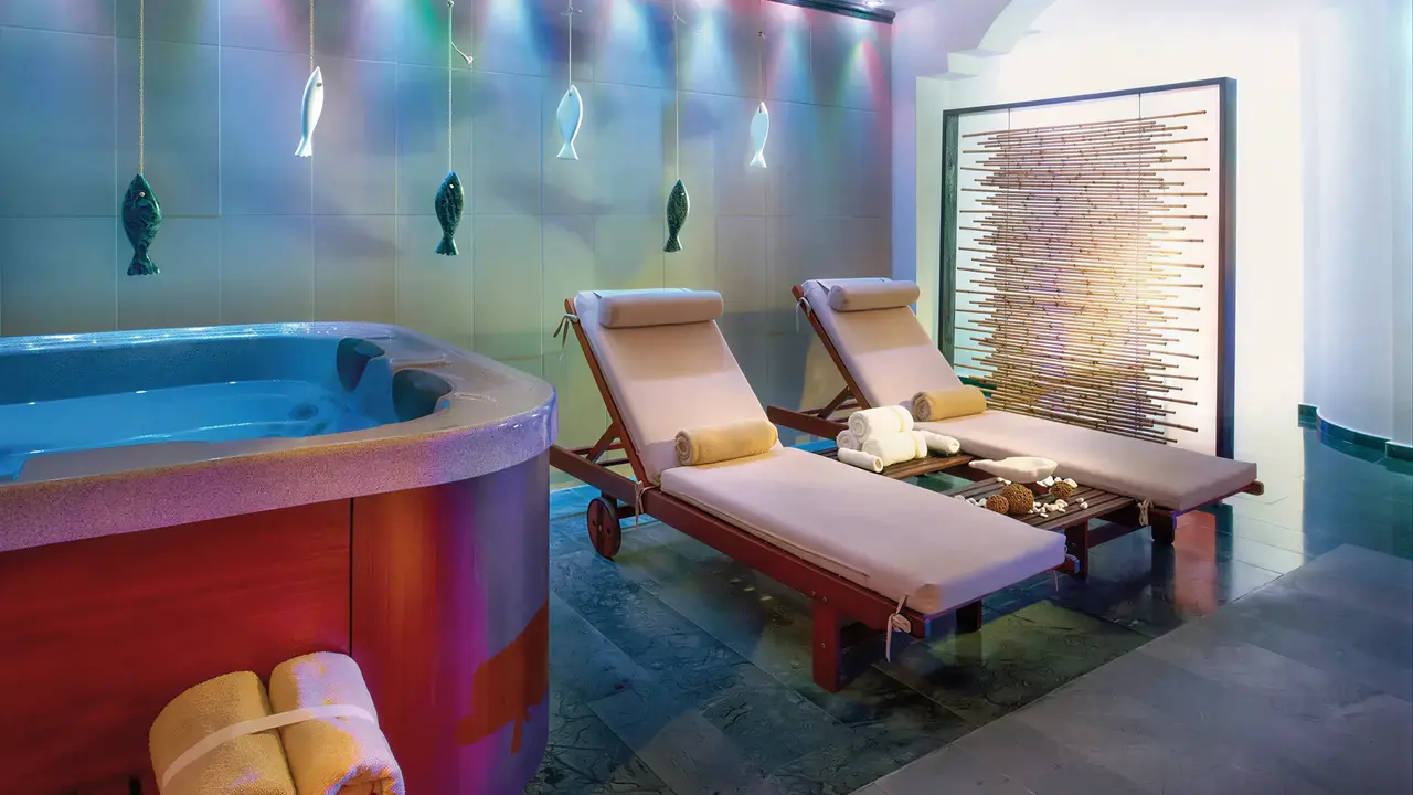 Strefa relaksu z jacuzzi w Albatros Spa Resort