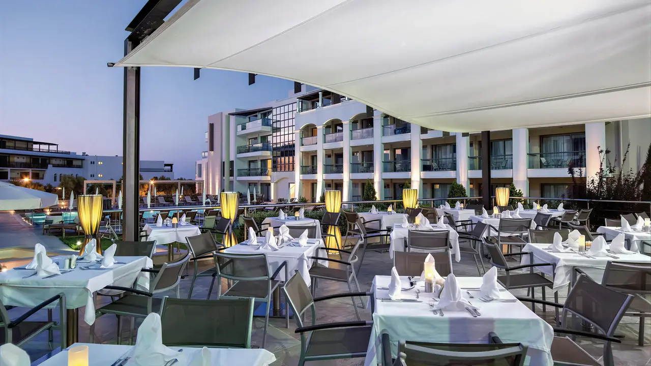 Elegancka restauracja na świeżym powietrzu w Albatros Spa Resort