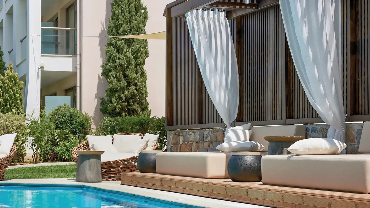 Strefa wypoczynku przy basenie w Albatros Spa Resort