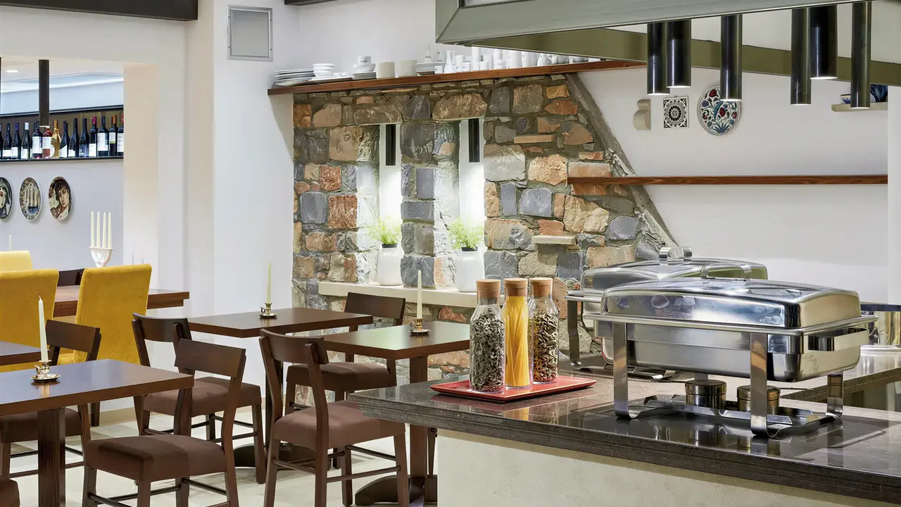 Restauracja w Albatros Spa Resort z bufetem i stolikami