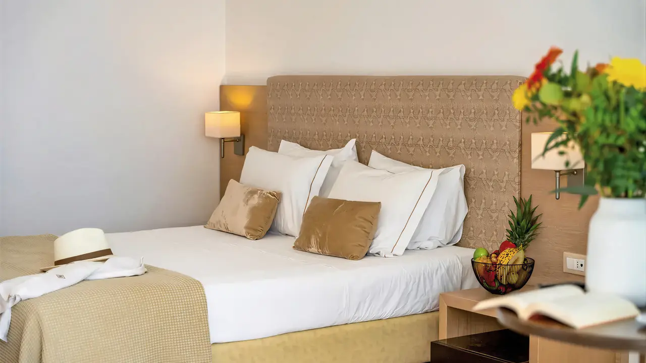 Przytulna sypialnia w Albatros Spa Resort z wygodnym łóżkiem