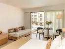 Wnętrze pokoju z łóżkiem w Albatros Spa Resort