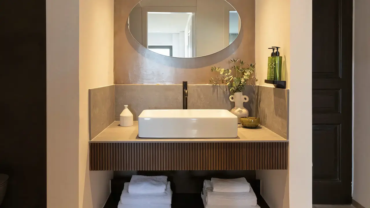 Nowoczesna łazienka w Albatros Spa Resort z białą umywalką